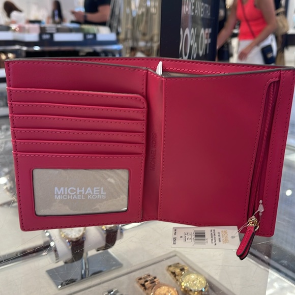 Michael Kors Jet Set Travel Passport Wallet
Electric Pink Signature NWT - Picture 8 of 16